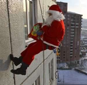 novogodnee-pozdravlenie-ded-moroz-v-okno-2